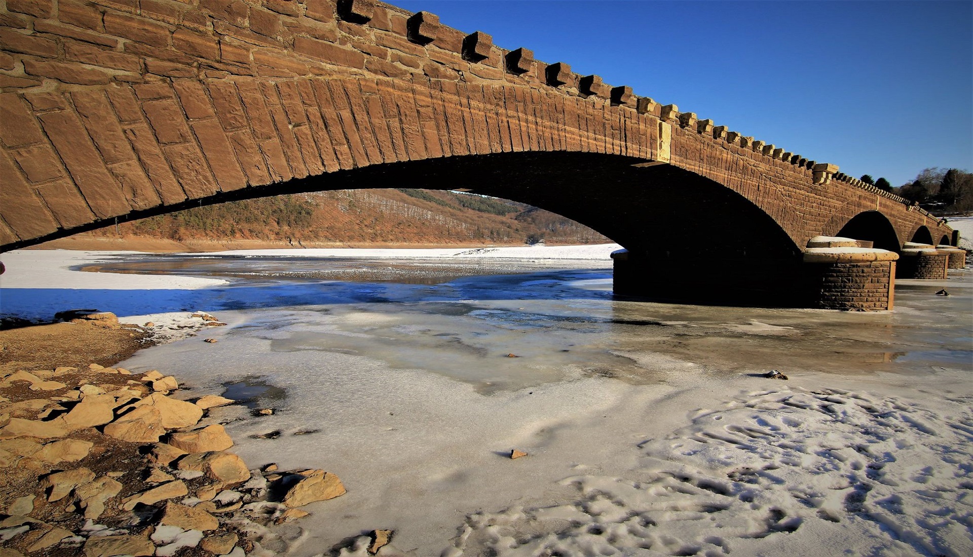 Asler Brücke im Winter